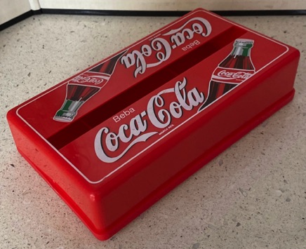7330-1 € 4,00 coca cola servethouder plastic rood.jpeg
